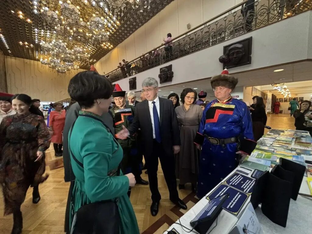 Книжные новинки центра «Бэлиг» на Дне бурятского языка: от интереса до удивления